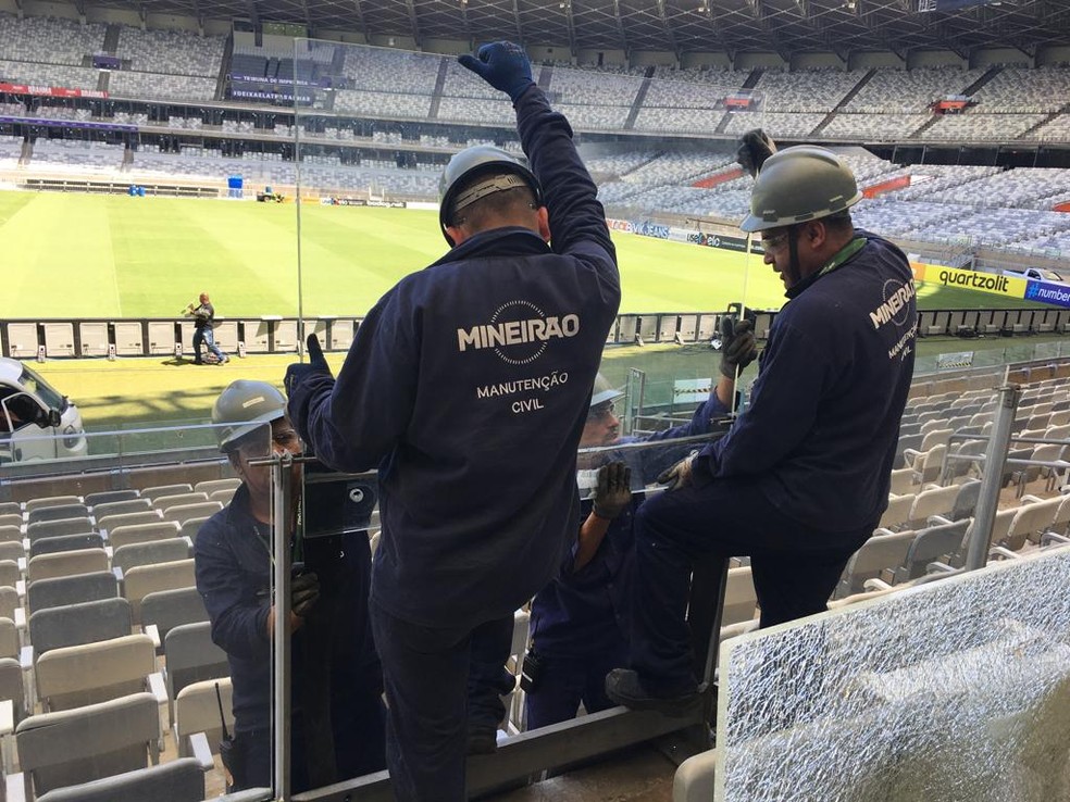 MineirÃ£o efetua troca de vidros quebrados no setor de cadeirantes â Foto: GloboEsporte.com
