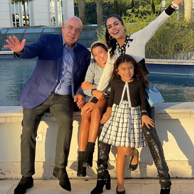 Daniela Albuquerque e Amilcare Dallevo Jr  com as filhas, Alice e Antonella (Foto: Reprodução/Instagram)