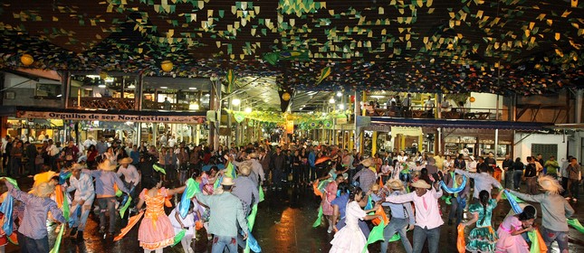 Apresentação de quadrilha em festa junina na Feira de São Cristóvão