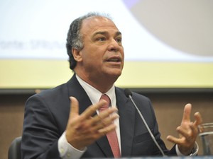 O ministro da Integração Nacional, Fernando Bezerra, em dezembro de 2012, ao fazer balanço de ações contra a seca (Foto: Antonio Cruz / Agência Brasil)