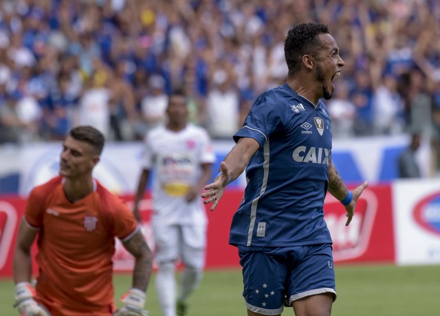 Rafinha marca, mas volta a minimizar artilharia: Não é a minha função