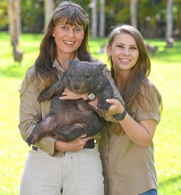 A filha de Steve Irwin (1962-2006), Bindi Irwin, na companhia da mãe, Terri Irwin, nas instalações do Australia Zoo (Foto: Instagram)