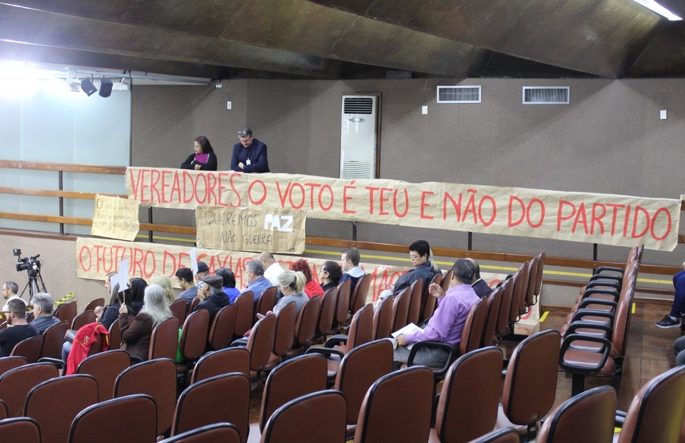 Grupo contrÃ¡rio ao prefeito Daniel Guerra (PRB) estÃ¡ presente na sessÃ£o (Foto: CÃ¢mara de Vereadores de Caxias do Sul/DivulgaÃ§Ã£o)