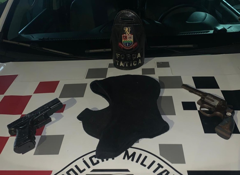 Dois homens são presos por roubo e porte de armas em Caraguatatuba — Foto: Polícia Militar/Divulgação