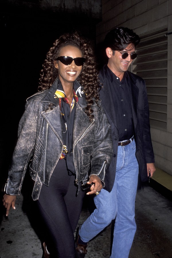 Iman and guest during Screening of "Single White Female" at Mann's National Theater in Westwood, California, United States. (Photo by Ron Galella, Ltd./Ron Galella Collection via Getty Images) (Foto: Ron Galella Collection via Getty)
