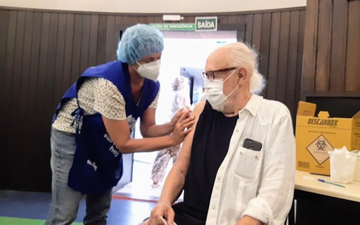 Ney Latorraca toma segunda dose da vacina contra a Covid-19 no Rio