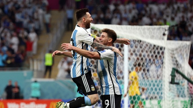 Julian Alvarez e Lionel Messi comemoram o gol em Argentina x Austrália 