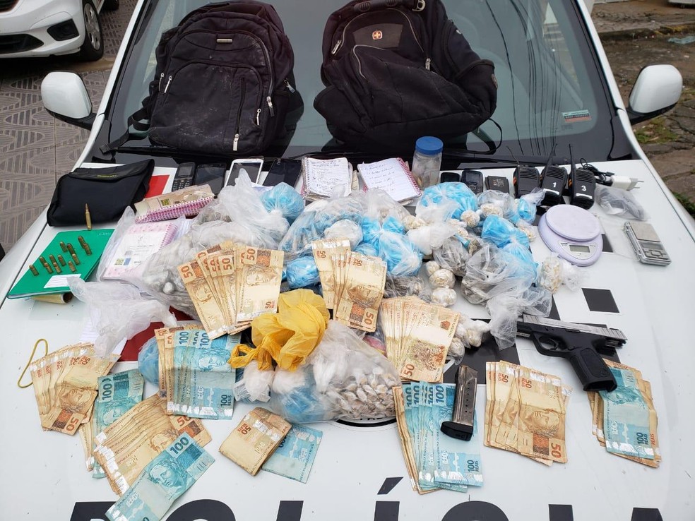 Dinheiro foi encontrado em uma mochila &mdash; Foto: Divulga&ccedil;&atilde;o/Pol&iacute;cia Militar