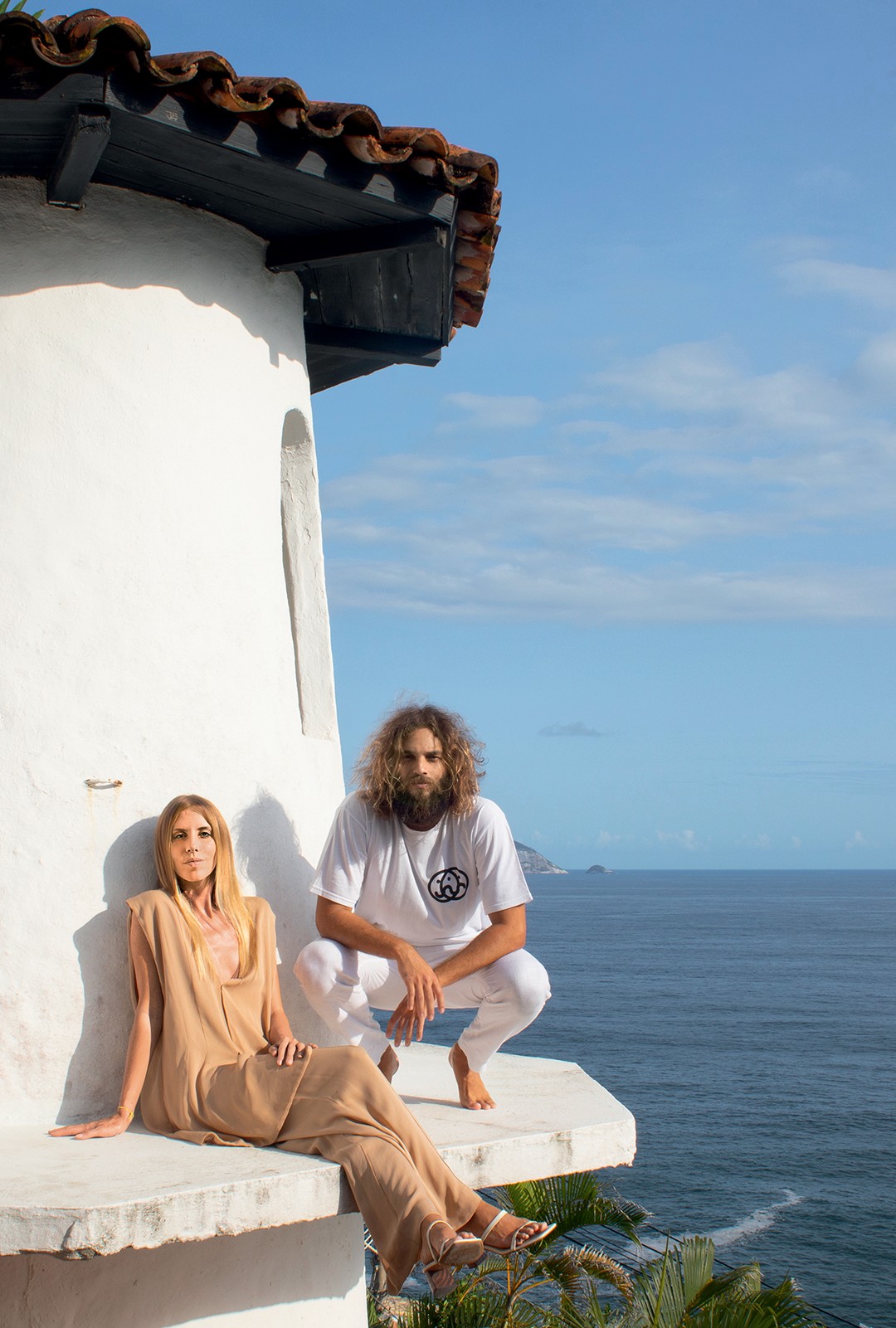 Grécia tropical: O casal em frente à casa quarto e sala de inspiração mediterrânea em São Conrado (Foto: Vicente de Paulo)