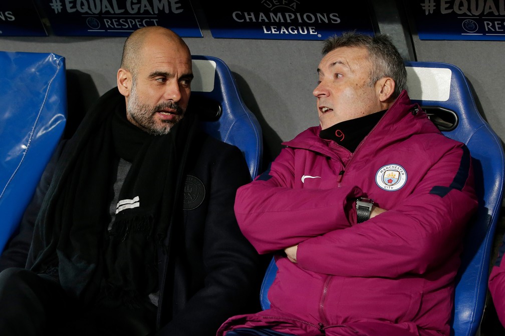 Pep Guardiola e Domènec Torrent no Manchester City — Foto: Getty Images