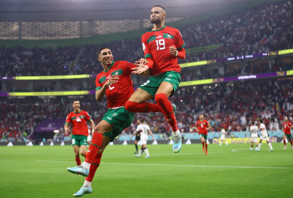 En-Nesyri, de Marrocos, comemora gol marcado diante de Portugal ao lado de Achraf Hakimi — Foto: REUTERS/Carl Recine