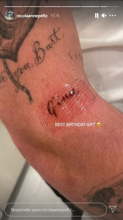 Brooklyn Beckham fez uma tatuagem do nome da avó de Nicola Peltz (Foto: Reprodução / Instagram)