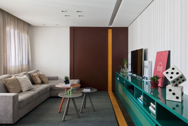 Apartamento de 93m² abusa das cores e texturas no décor (Foto: Divulgação)