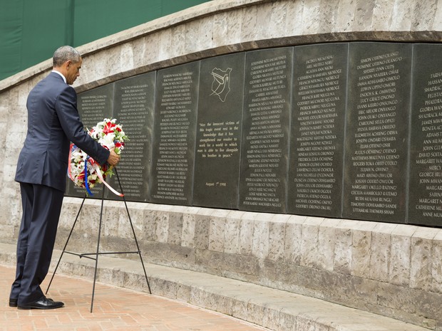 Obama visita memorial de mortos em ataque a embaixada dos EUA em 1998 (Foto: AP Photo/Evan Vucci)