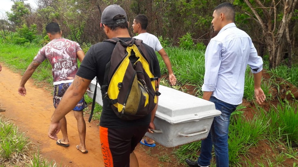 Polícia investiga morte de mulher; corpo foi encontrado em matagal neste domingo (30) — Foto: Laura Toledo/TV Morena