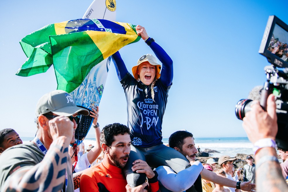 Tatiana Weston-Webb celebra a vitória na África do Sul — Foto: Beatriz Ryder/World Surf League