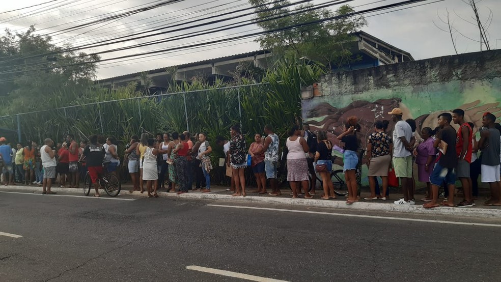 Pais formam grande fila na porta do Colégio Estadual Rômulo Almeida.  — Foto: Adriana Oliveira / TV Bahia