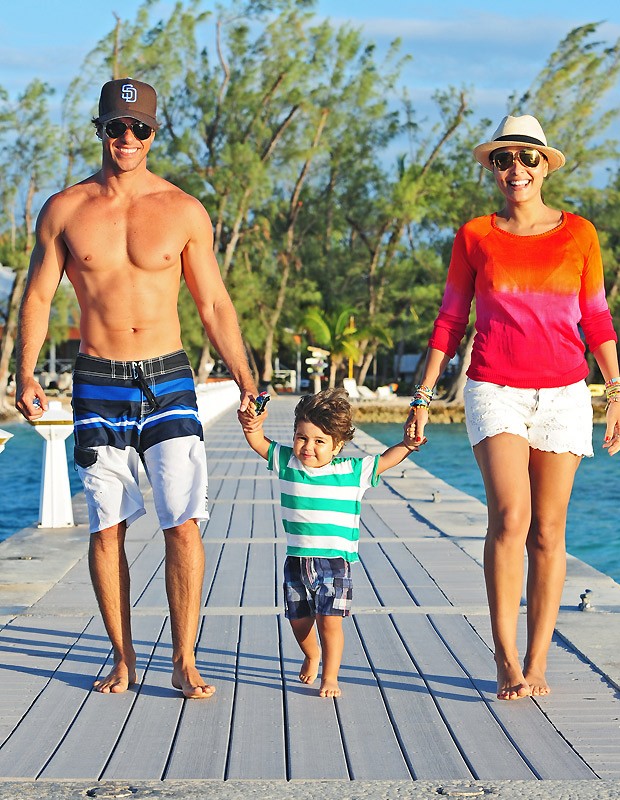 A atriz com o marido e o filho durante viagem ao Caribe (Foto: Divulgação)