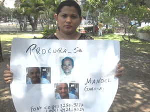 Antônia Adeline procura o pai Manoel Garcia dos Santos (Foto: Thiago Conrado/ G1)