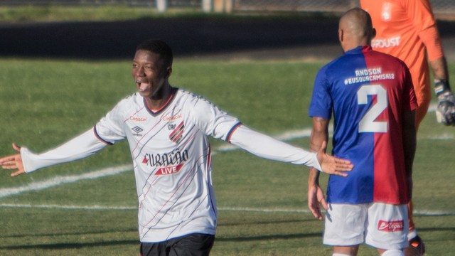 Matheus Babi comemora em Paraná x Athletico-PR