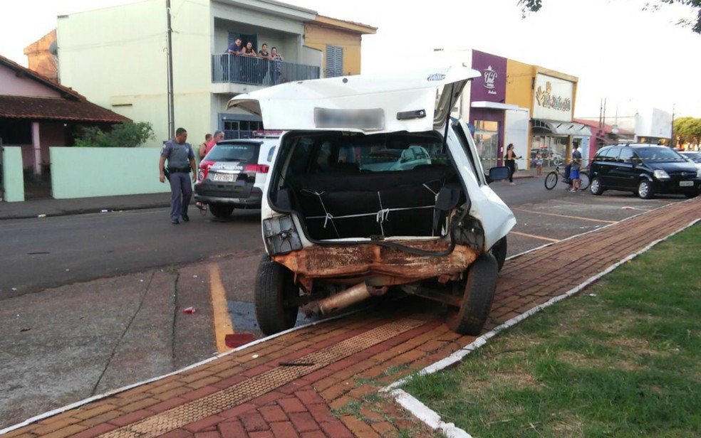 Carros no Centro de Viradouro foram atingidos por quadrilha com veículo roubado (Foto: Reprodução/EPTV)