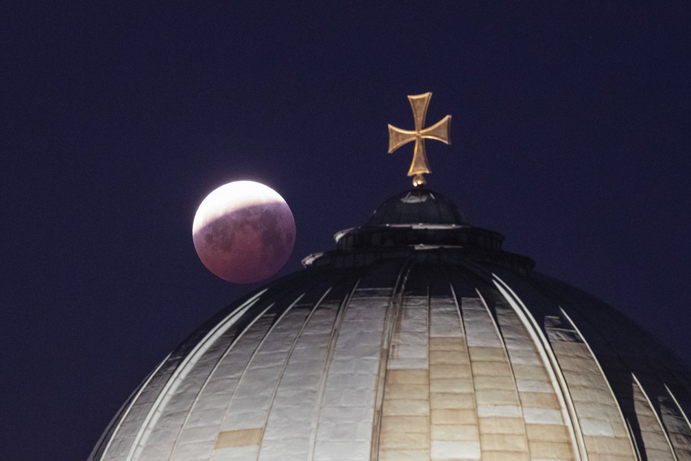 Lua cheia vista por trÃ¡s da Igreja de Santa Elisabeth, em Nuremberg, Alemanha â Foto: dpa via AP