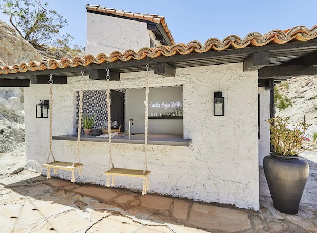 Duas casinhas que funcionam como bar na área externa lembram as construções espanholas (Foto: Airbnb / Reprodução)