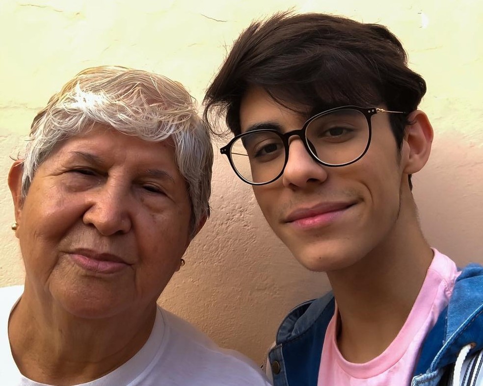 Ana Cristina de Oliveira Amicci passou a assistir &agrave;s aulas com o neto Vitor Hugo &mdash; Foto: Arquivo pessoal