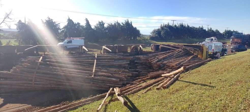Carreta com madeira tomba e interdita trecho da SP-255 entre Itaí e Avaré — Foto: Samuel Paes/Arquivo pessoal