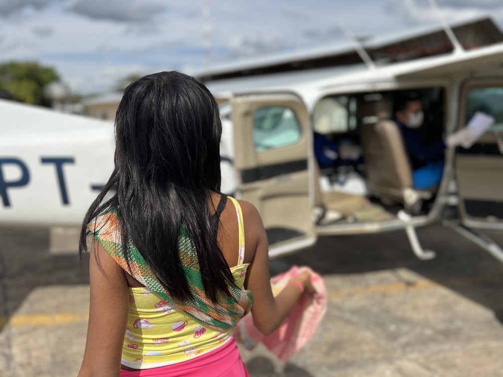 Bebê Yanomami estava acompanhado da mãe, de 14 anos — Foto: Caíque Rodrigues/g1 RR