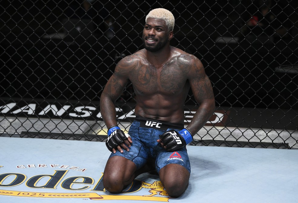 Trevin Jones nocauteou Timur Valiev e conquistou o bônus de US$ 50 mil — Foto: Getty Images