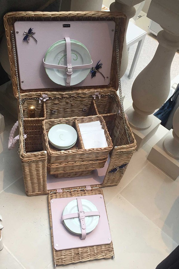 The Dior picnic basket, designed by Lucie de la Falaise (Foto: @SuzyMenkesVogue)