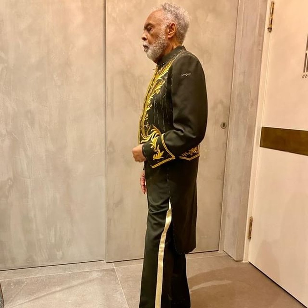 Gilberto Gil faz a prova do fardão para sua posse na Academia Brasileira de Letras — Foto: Reprodução