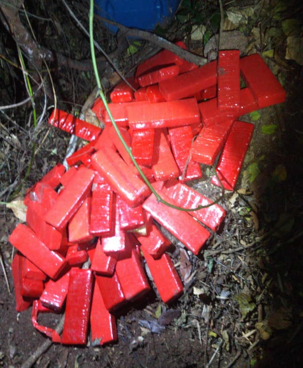 PM apreende tijolos de maconha e cocaína dentro de tonéis enterrados em Marília — Foto: Polícia Militar/Divulgação