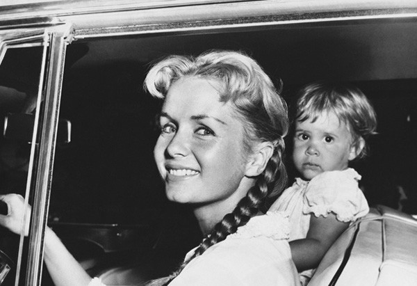 Carrie ao lado da mãe, Debbie Reynolds, uma das últimas lendas vivas de Hollywood, que tem 84 anos (Foto: Reprodução) Carrie ao lado da mãe, Debbie Reynolds, uma das últimas lendas vivas de Hollywood, que tem 84 anos (Foto: Reprodução)