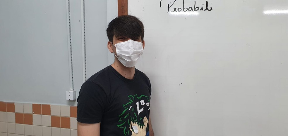 Lucas Viana, professor, disse que alunos estão mais conscientes com relação ao uso da máscara  — Foto: Andryo Amaral/Rede Amazônica Acre