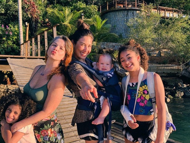 Giselle Itié com Pedro Luna e Samara Felippo com as filhas, Alicia e Lara  (Foto: Reprodução/Instagram)