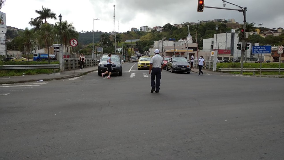 Agentes de trânsito na Avenida Brasil em Juiz de Fora — Foto: PJF/Divulgação