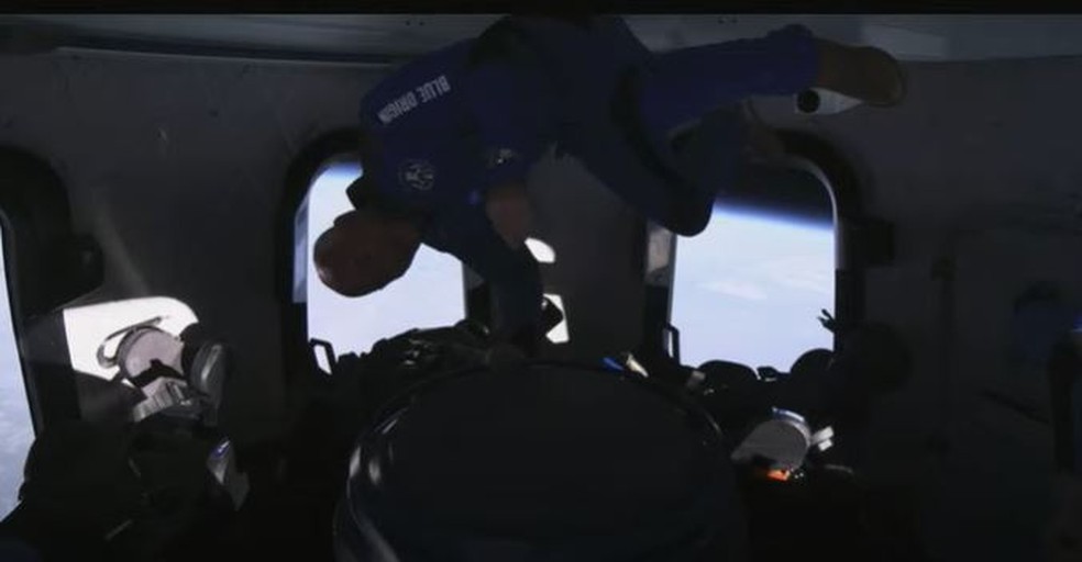 Bezos também teve sua vez de flutuar dentro da New Shepard no voo espacial — Foto: Reprodução
