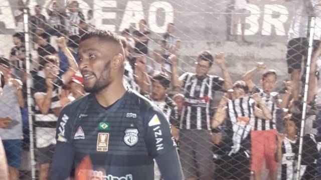 Nos braÃ§os da massa, Mauro Iguatu celebra atuaÃ§Ã£o monstruosa diante da URT