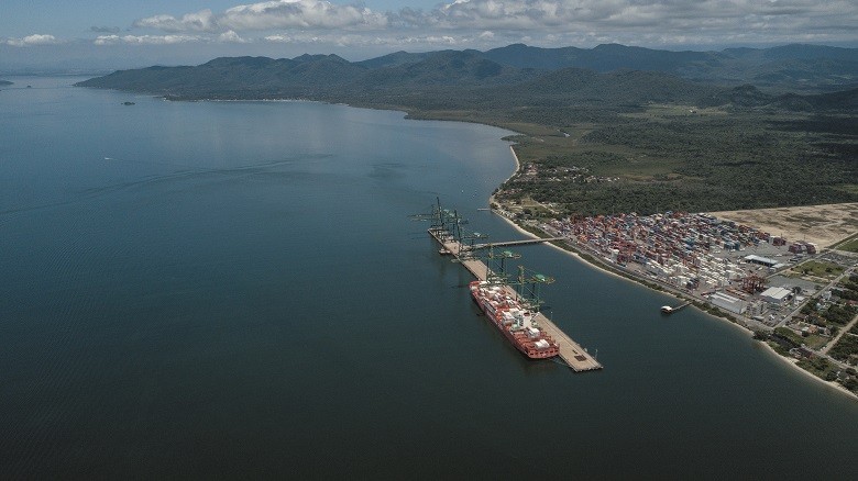 PORTO ITAPOÁ: as águas calmas e profundas permitem o trânsito de grandes navios (Foto: Alex Hekavei)