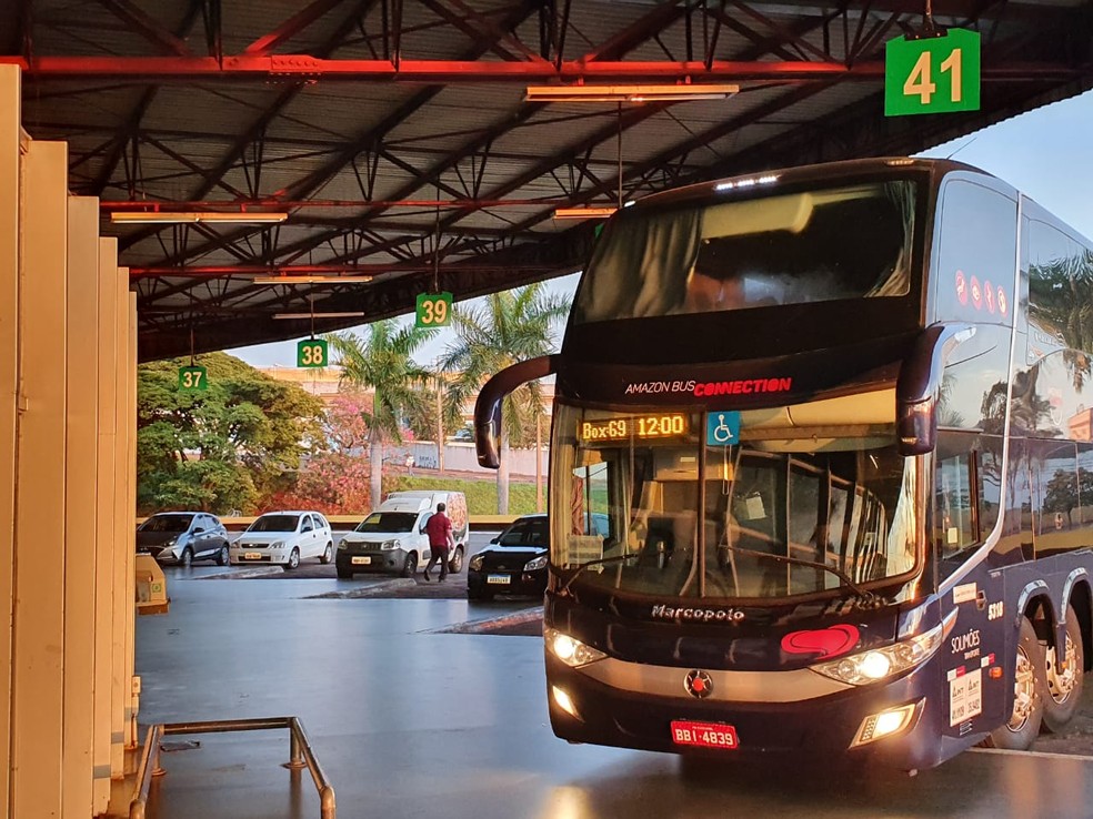 Procura por ônibus na Rodoviária de Londrina está baixa — Foto: Alberto D'angele/RPC