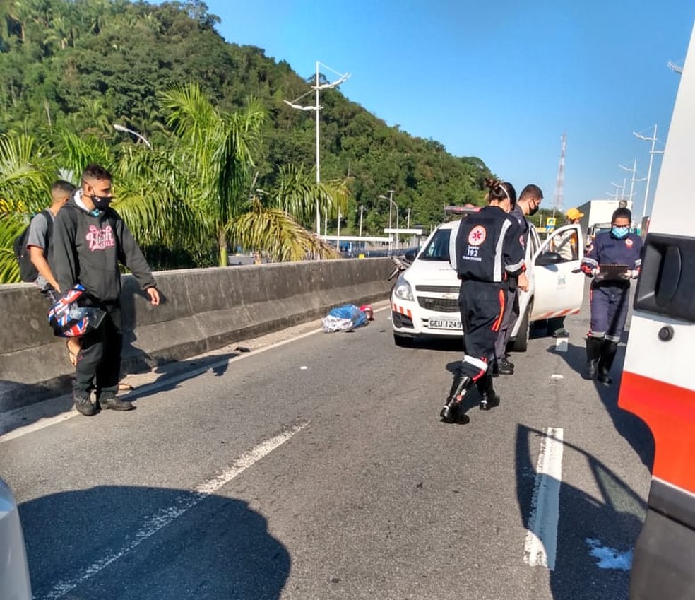Homem colidiu com ve&iacute;culo e morreu no local em Praia Grande (SP) &mdash; Foto: Reprodu&ccedil;&atilde;o/ Boca no Trombone