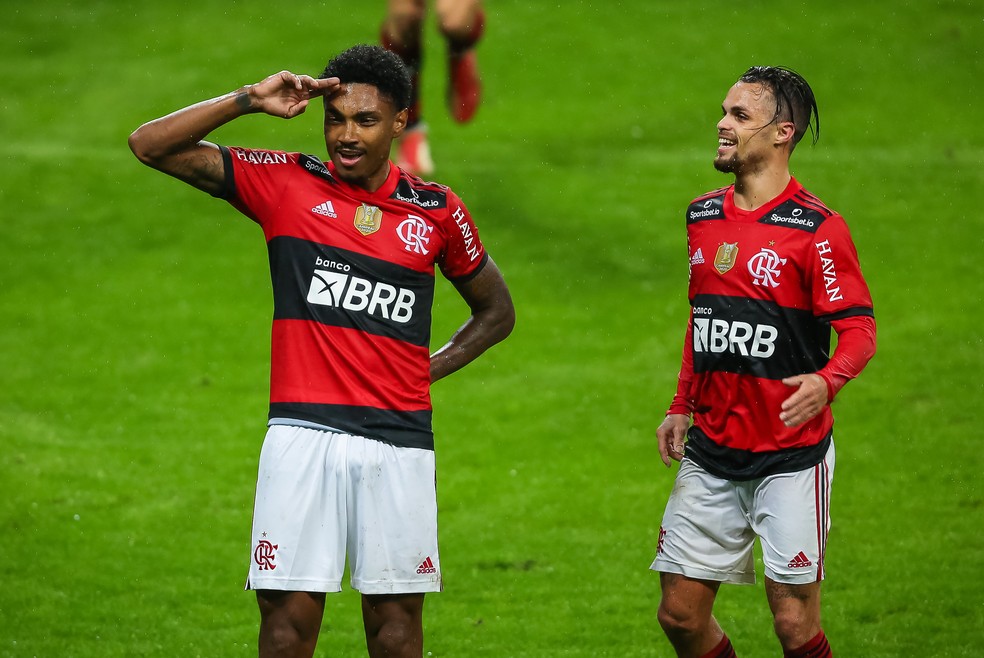 Comemora&ccedil;&atilde;o de Vitinho &eacute; para agradecer a Deus pelas b&ecirc;n&ccedil;&atilde;os recebidas &mdash; Foto: Pedro H. Tesch / Flamengo