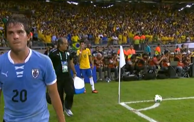 Neymar beijo Álvaro González Brasil Uruguai 2 (Foto: Reprodução SporTV)