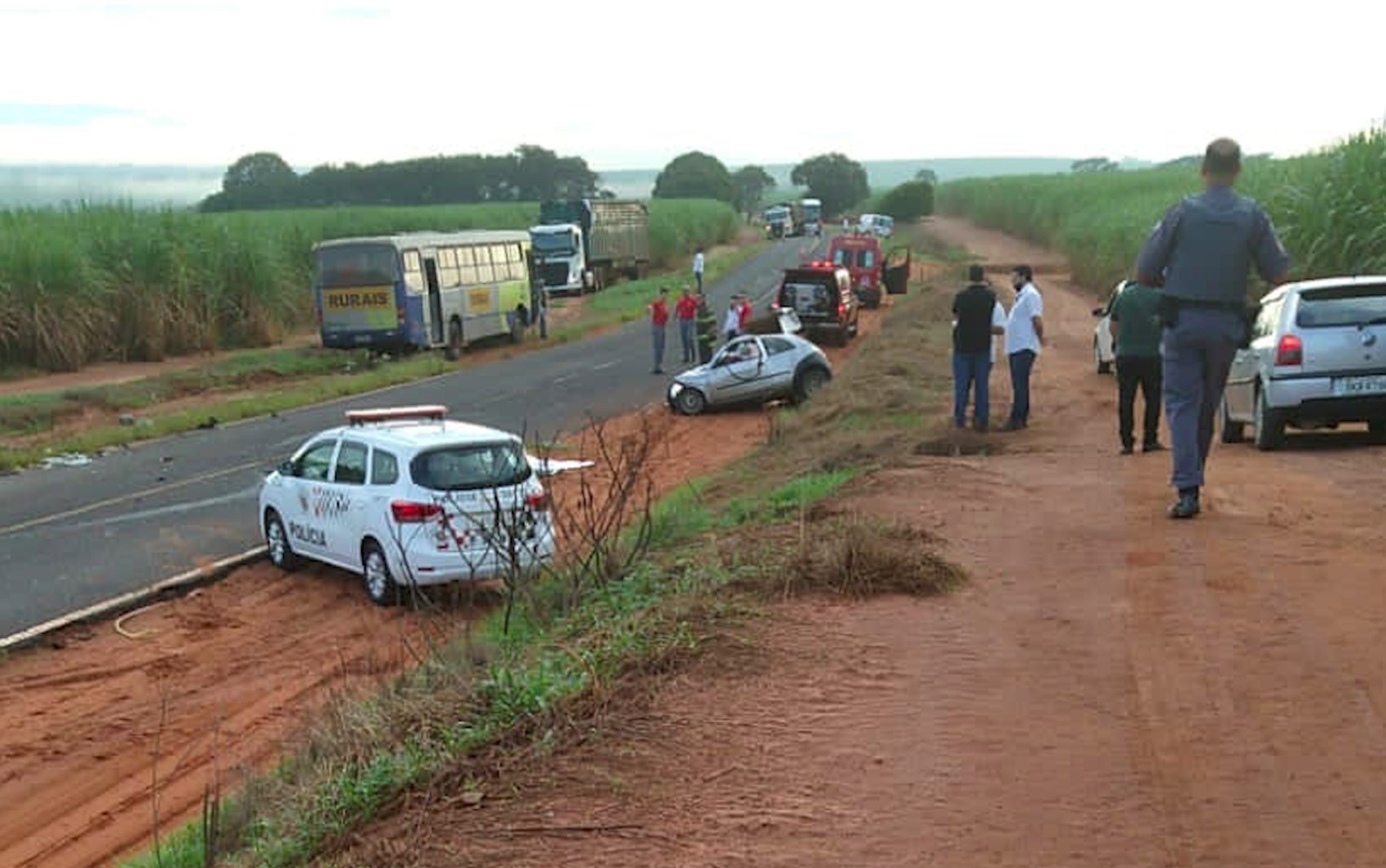 Passageiros de carro morrem em colisão com ônibus em Vista Alegre do Alto, SP