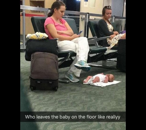 A foto do bebê no chão viralizou e recebeu críticas negativas (Foto: Reprodução/ Twitter)