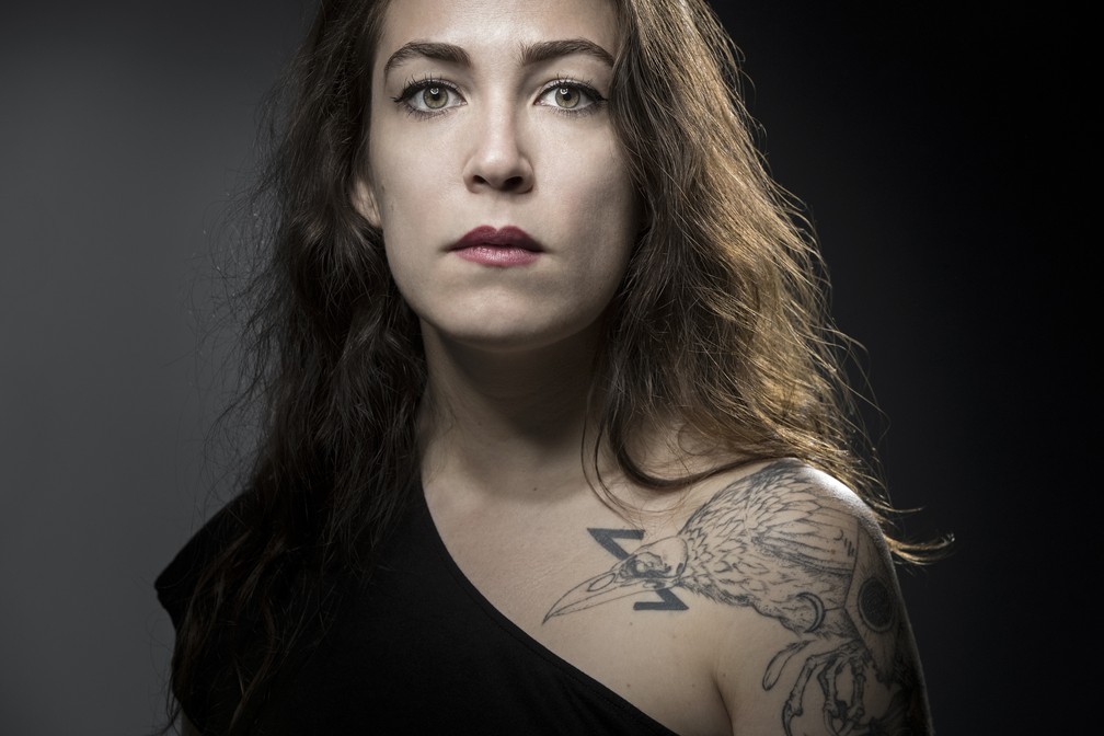 Laura Leveque, sobreviventa ao ataque terrorista na casa de shows Bataclan, em Paris (Foto: JOEL SAGET / AFP)