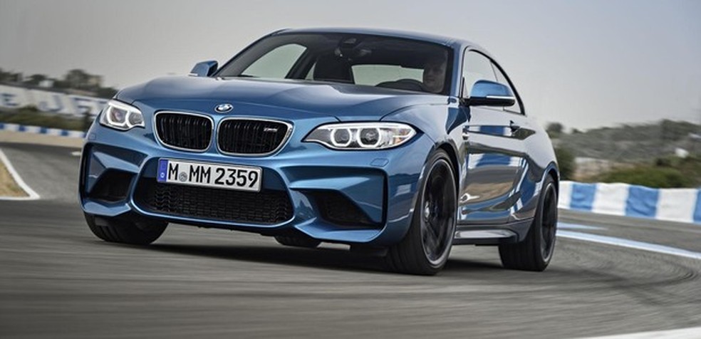 BMW M2 (foto) custa quase meio milhão no Brasil.  — Foto: Auto Esporte