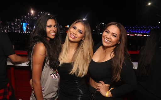 Lexa confere shows no Rock in Rio com a irmã e a mãe